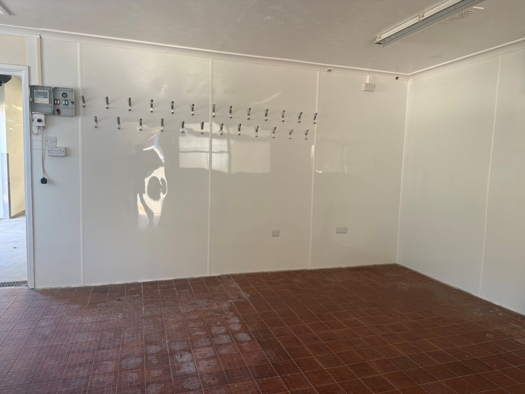 Lot: 53 - VACANT LARGE INDUSTRIAL UNIT - Staff room with kitchenette